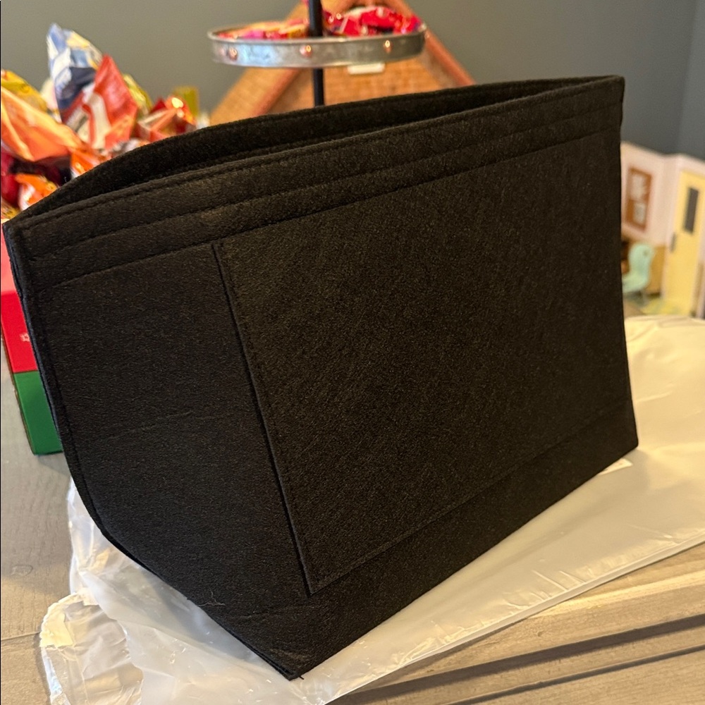 Sleek Black Women's Shoulder Bag